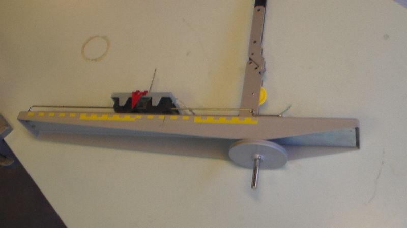 Datei:Experimentierturm Zentralkraftgerät.JPG